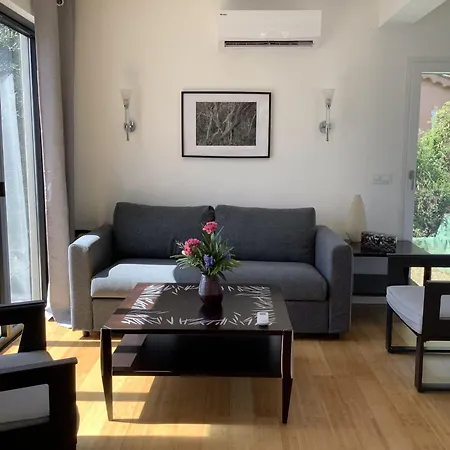 La Terrasse Des Lauriers Sur L'ile Du Levant *